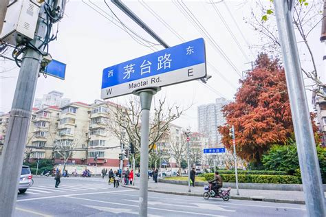 娄山关路小吃街
