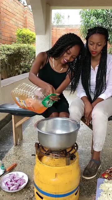 美女脚踩的美食你还敢吃吗