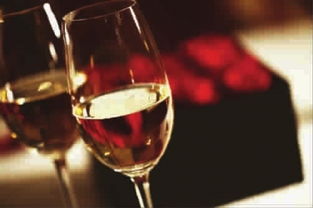 雨天的浪漫一杯葡萄酒，一场心灵的漫步