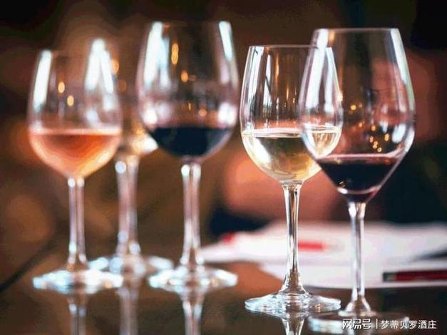 红葡萄酒跟白葡萄酒的选择策略有什么不同呢英语