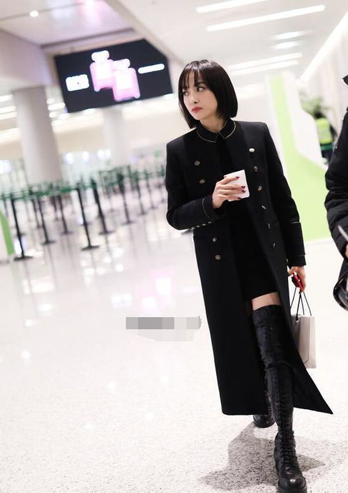 徐璐长卷发新造型背心短裤马丁靴，演绎时髦显瘦的洋气风范