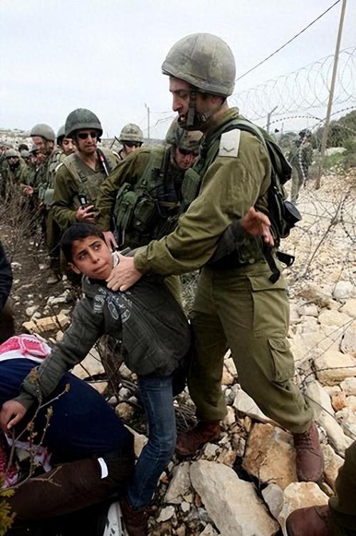 乌克兰多地遭遇空袭 基辅市长要求民众赶往避难所