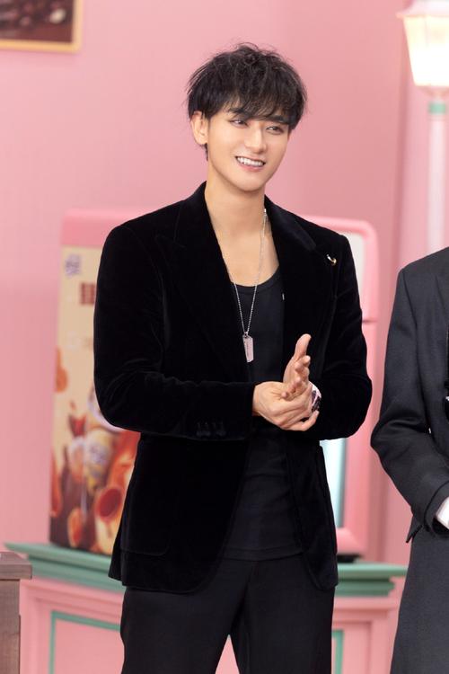 微之魅携手深圳时装周时尚定格耀目瞬间