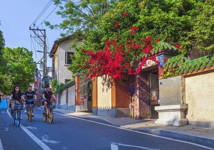 我们并非夜以继日地披着人性过活,而是在瞬息间邂逅自身人性 | 一周