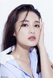 李沁齐肩发新风尚美拉德穿法下的衬衫阔腿裤演绎