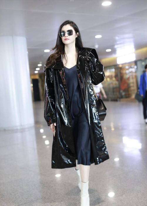 何穗的超模魅力双色拼接分裤与短靴的时尚演绎