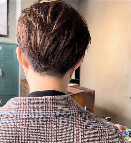 岁月的优雅转身女士推边纹理烫短发，时尚与年龄的完美融合