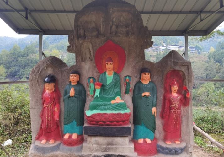 千年摩崖造像的“彩妆”悲剧老人还愿与文物保护的冲突