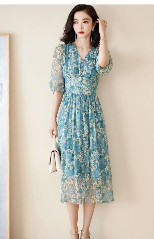 夏日裙装指南浅色系搭配，优雅减龄的时尚秘诀