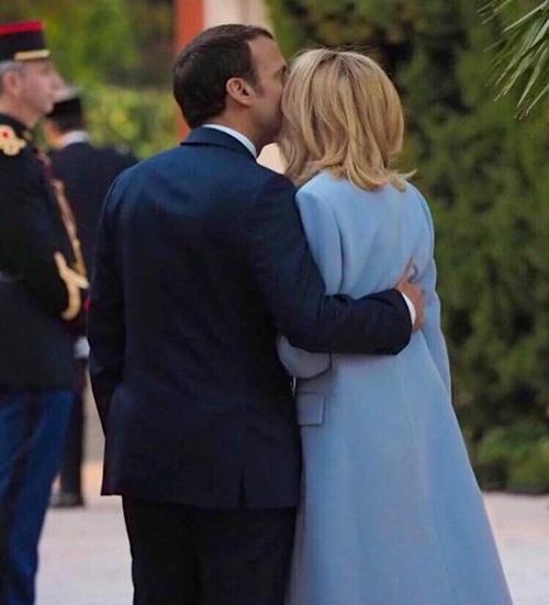 球场边的浪漫布丽吉特与马克龙的足球情缘