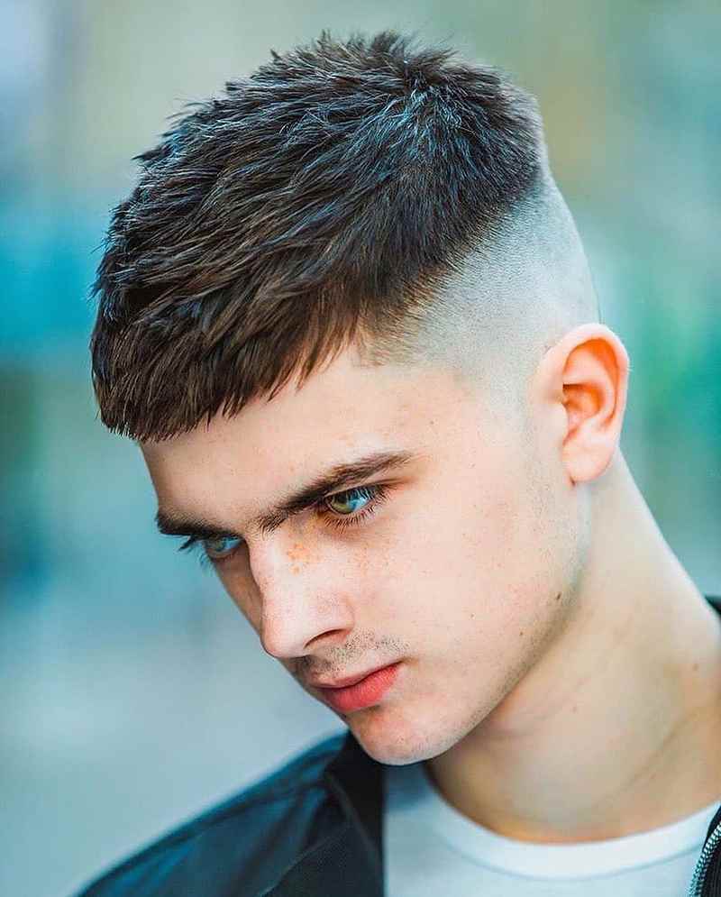 年轻男生发型新潮流周边铲短与头顶造型烫的完美结合