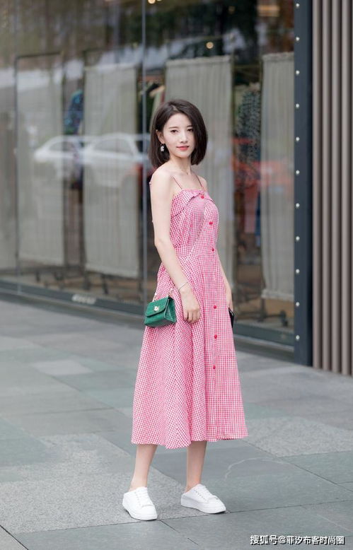夏日粉裙打造甜美温柔又减龄的穿搭