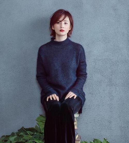 蒋勤勤齐肩发新造型，衬衫阔腿裤机场秀尽显时尚魅力