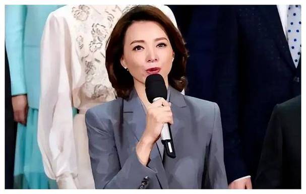 董卿寺庙中的真实与自信