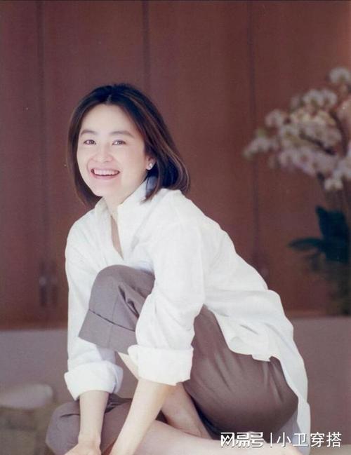 林青霞超短发与白色连衣裙的减龄魔法