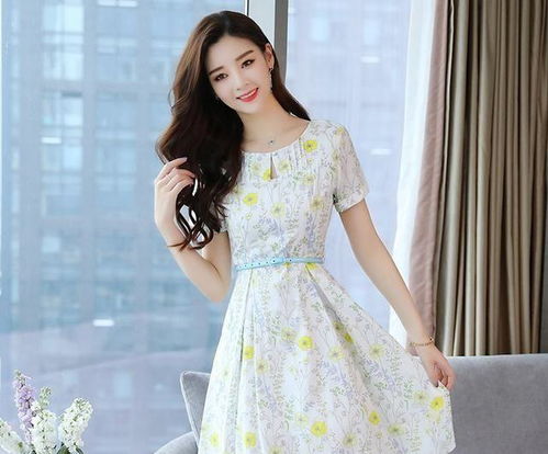 董璇的金色抹胸裙复古高贵的朦胧之美