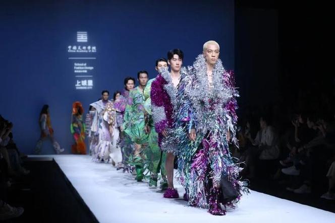 以新为始，向质而行中国（广东）大学生时装周的时尚征程