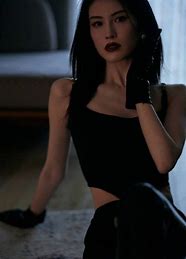 何穗网眼针织衫下的超模风采与完美线条