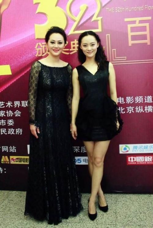 岁三星长公主开幕式惊艳亮相格纹短外套下的少女魅力与霸气