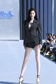 何穗的超模风采双色拼接分裤与短靴的完美搭配