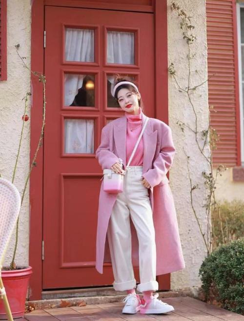 粉色上衣的春夏搭配指南如何选择下装颜色打造时尚造型