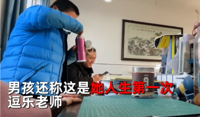 学校要求学生中午趴桌子睡觉