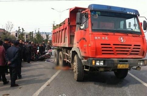 江苏南通重大交通事故大巴车与渣土车碰撞，多人受伤