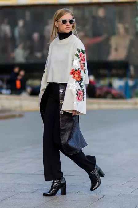 页
-**标题**今年夏天「恤」的套高阶穿搭，太时髦了！
-**副标题**探索最新潮流与实用搭配技巧
-**日期/地点**[具体日期]/[活动地点]
-**主讲人**[你的名字]

目录页
-**引言**
-**流行趋势概览**
-**高阶穿搭技巧**
-色彩搭配
-材质选择
-配饰点缀
-**实例分析**
-**互动环节**
-**总结与展望**

引言
-**背景介绍**简述今年夏天T恤的流行趋势和市场需求。
-**目的说明**介绍本次PPT的目标，即分享高阶穿搭技巧，提升个人时尚品味。

