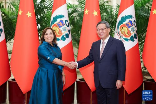 李强会见秘鲁总统博鲁阿尔特