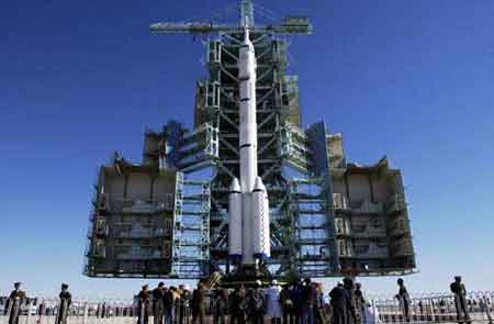 卫星抓拍福建舰海试画面：高速转弯全速冲刺