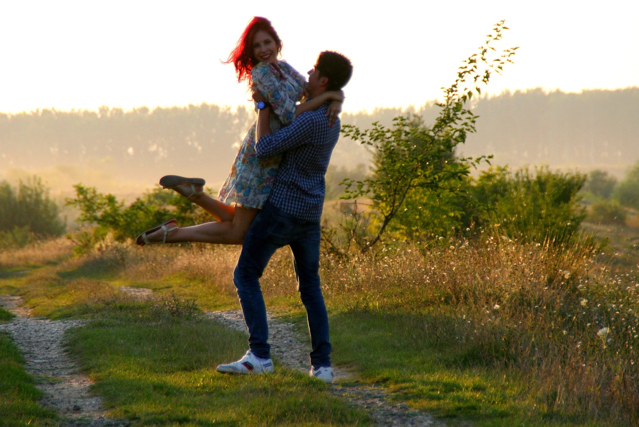 近日，一段女子抱娃走进兵马俑坑的视频在网上引发关注。画面中，一名女子带着小孩在陕西西安的兵马俑坑内行走，女子手中还拿着冰淇淋，偶尔还会将冰淇淋喂到小孩的口中。