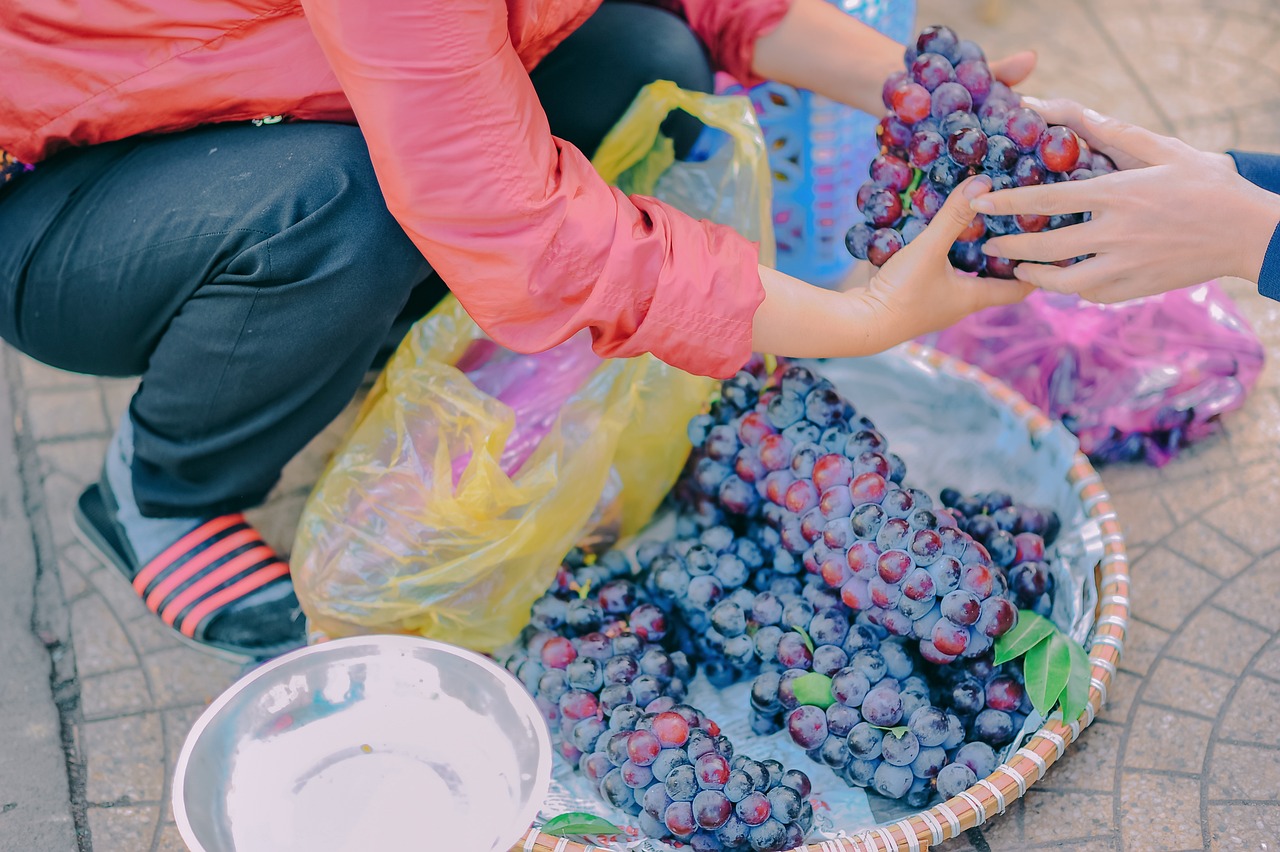 大妈狂买1斤黄金不挑款，店员报警