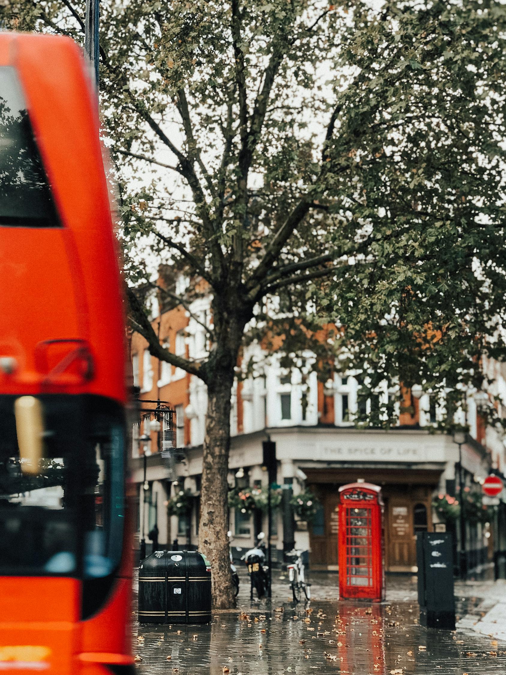 汽车4S店二楼被吹走，防风做了顶不住