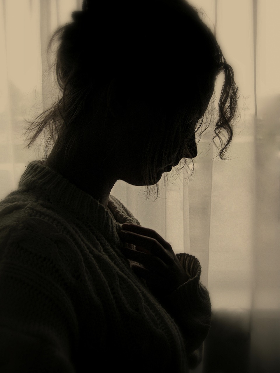 女孩街头痛哭疑遭性侵，警方回应，已成立专案组调查