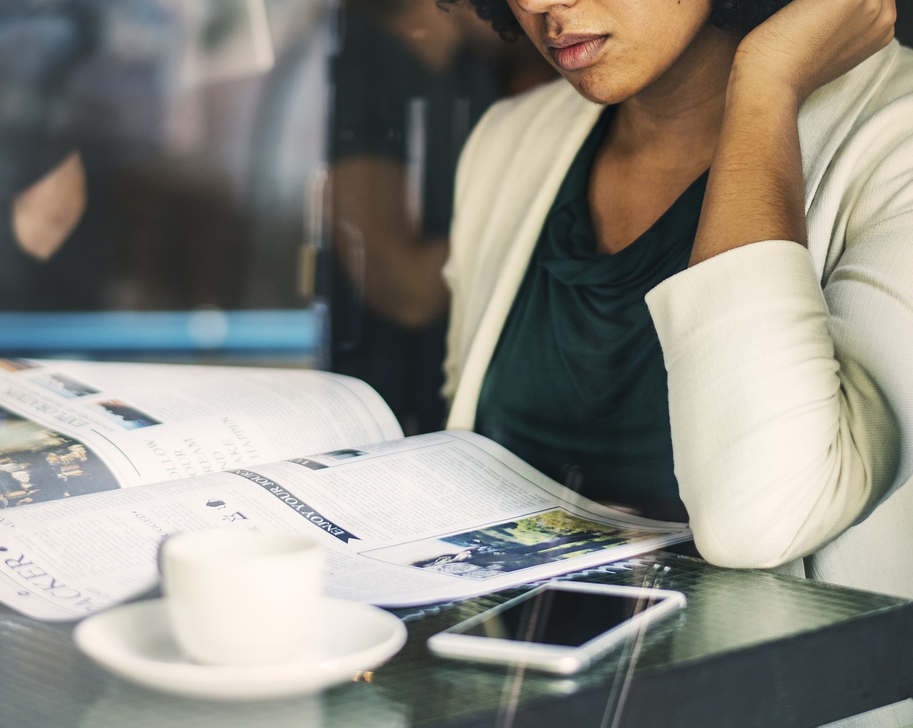 女子净身出户每天把1岁娃锁家里，孩子父亲，她只会玩手机