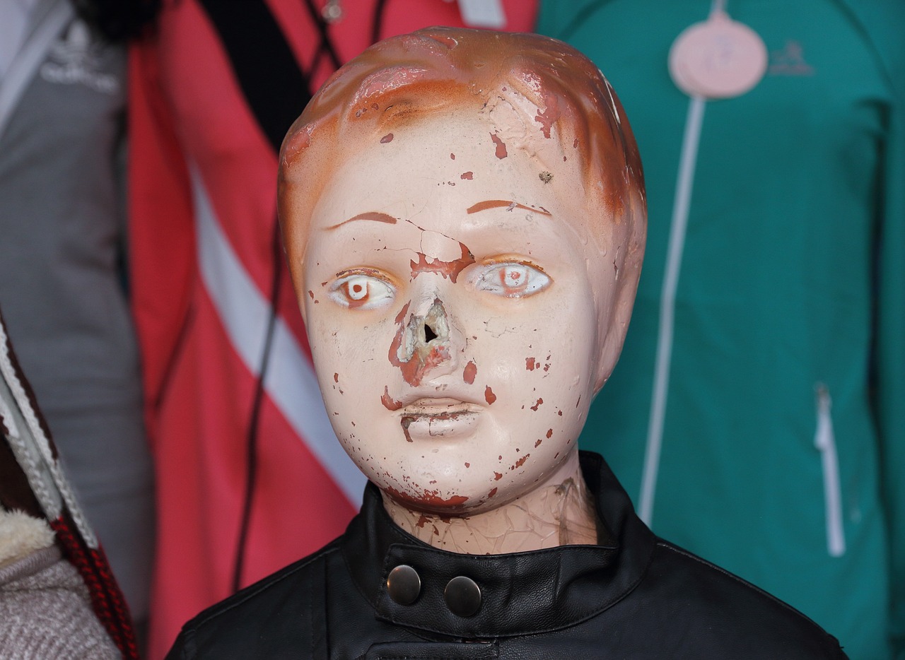 近日，一段小伙当街辱骂殴打母亲的视频引起了社会的广泛关注。对于这一事件，律师们纷纷发表了看法。