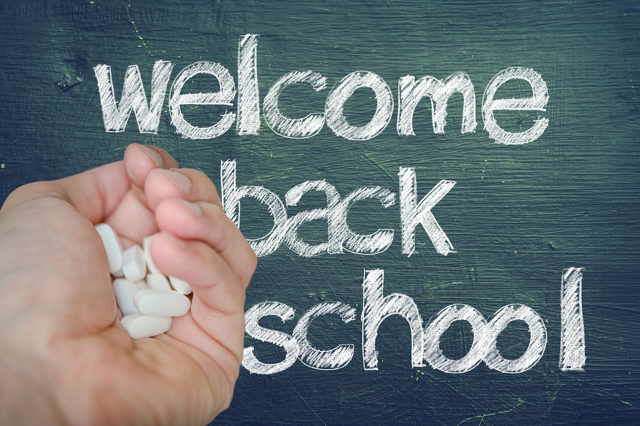 官方调查学校发霉面包事件，揭开校园食品安全的冰山一角