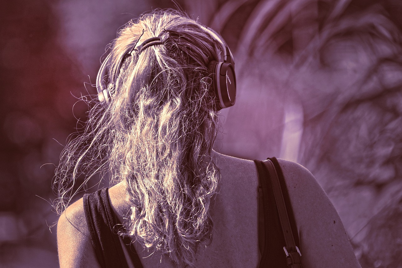 性别交织的光影，男生女生，银版解读生活中的细腻与力量