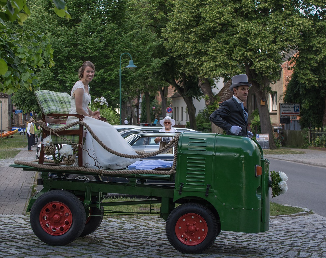 新人下楼发现婚车司机集体不在，一场婚礼的尴尬与反思