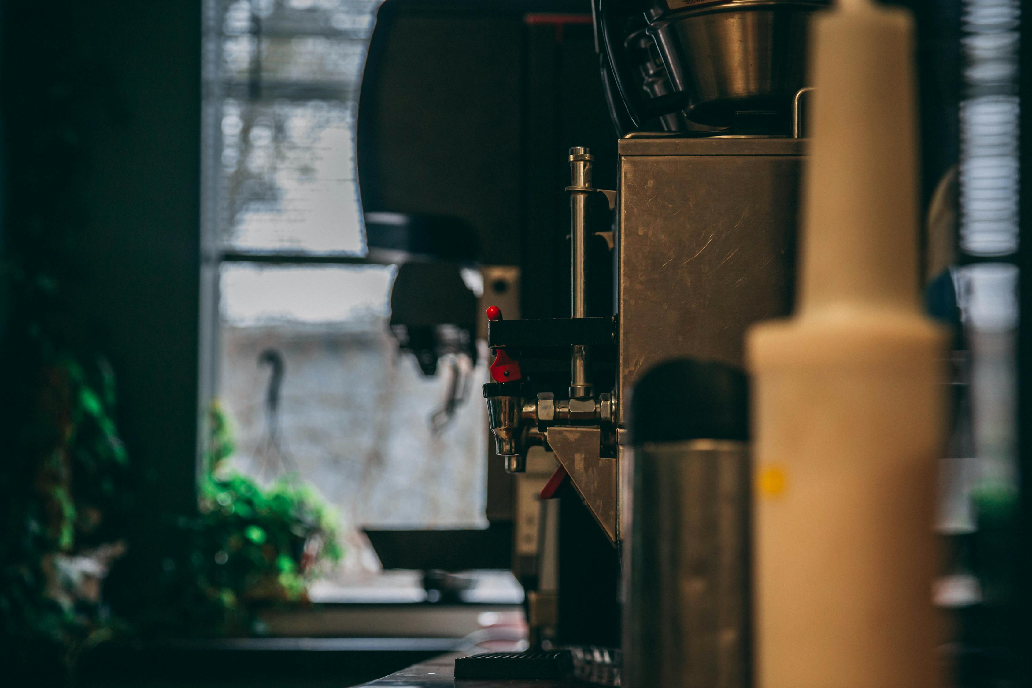 上海一养护院将残障人士锁棺材房？真相令人震惊！