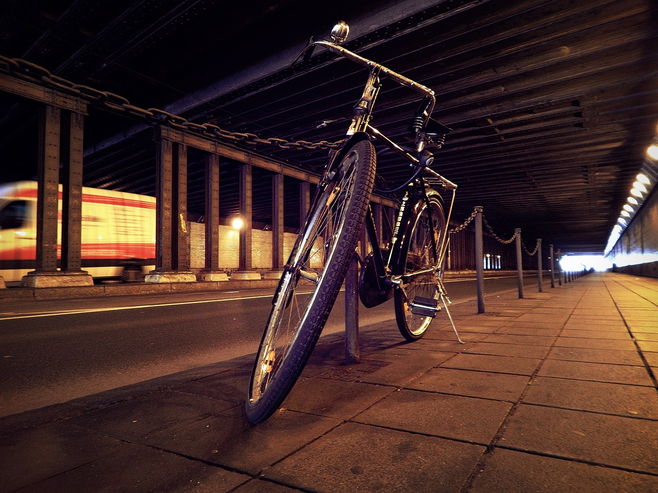 男子酒后从25楼往下扔自行车，法律与道德的双重拷问