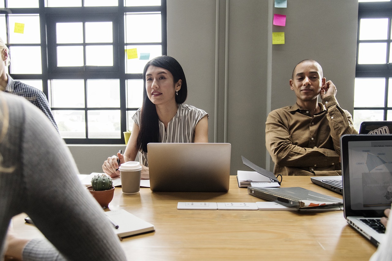 女大学生神似刘亦菲被围观合影，美丽与偶像的交织