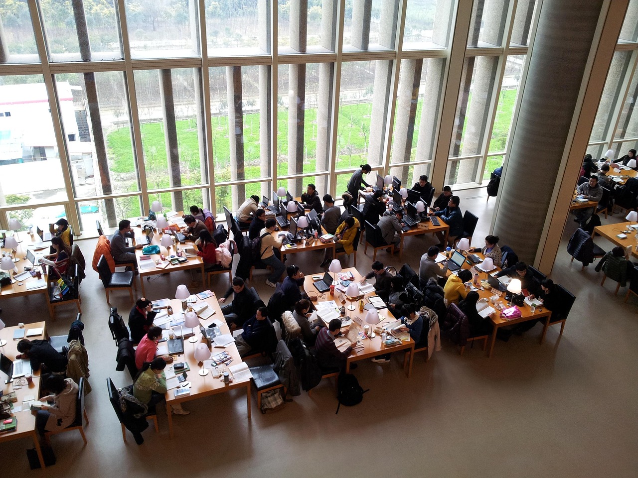 上海浦东医院4015人隔离事件，疫情应对与防控策略