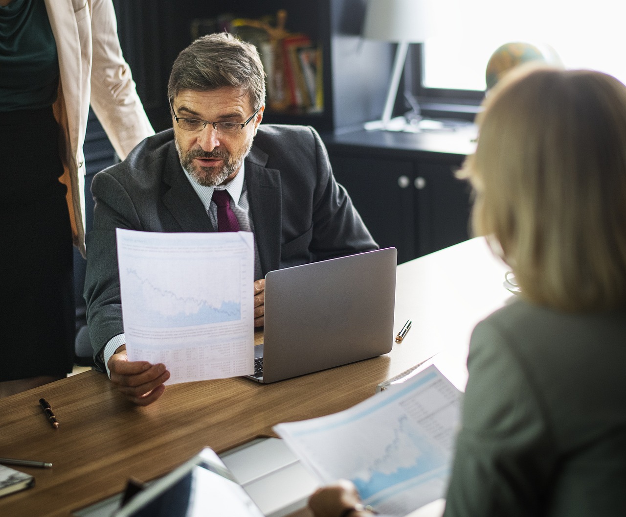 美国疫情风暴，确诊超154万，数字背后的社会与经济挑战